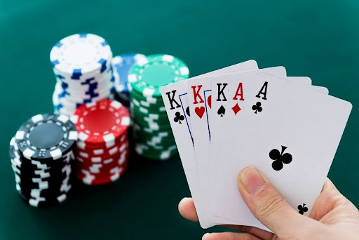 Giả bộ có bài đẹp | Cách đánh bài Poker bịp